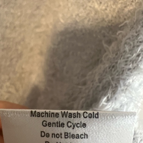 NWT C& C Women’s Short Sleeve Scoop Neck Fuzzy Light Gray Sweater size S - Picture 6 of 10